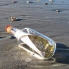 Flessenpost op het strand van Ameland