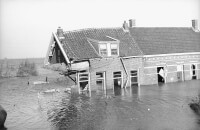 Door de overstroming beschadigd huis / Bron: Nationaal Archief, Wikimedia Commons (Flickr Commons)