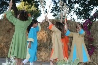 Kinderen vieren Sjavoeot in Israël, 2009 / Bron: Onbekend, Wikimedia Commons (CC BY-2.5)