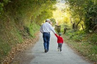 Oudere man wandelt met zijn kleinkind / Bron: David Pereiras/Shutterstock
