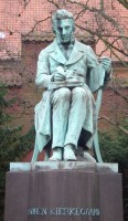 Standbeeld van Kierkegaard in de tuinen van de Koninklijke Bibliotheek in Kopenhagen / Bron: Hans Jørn Storgaard Andersen, Wikimedia Commons (CC BY-SA-3.0)