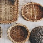 Vlechtwerk: materialen en gereedschappen voor mandenmakers