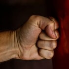 Daders huiselijk geweld & mishandeling: dader-profiel + hulp