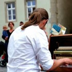 Pianospelen in openbare ruimtes als stations en ziekenhuizen