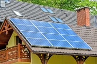 Huis met zonnepanelen op het dak / Bron: WDnet, Pixabay