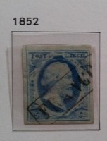 De eerste Nederlandse postzegel, met de beeltenis van koning Willem III