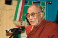  Dalai Lama  / Bron: Luca Galuzzi, Wikimedia Commons (CC BY-SA-2.5)