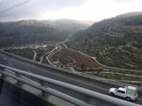 Snelweg 1 tussen Jeruzalem en Tel Aviv / Bron: Team Venture, Wikimedia Commons (CC BY-SA-4.0)