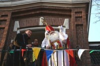 Sinterklaas, de burgemeester Albert de Hoop en Tuzo de Haan op het balkonnetje / Bron: Persbureau Ameland
