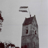 Frans Kienstra plant de nationale driekleur op de toren / Bron: Uit het archief van Jan Blaak
