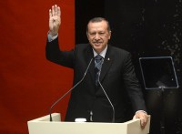 Erdogan geeft het Rabiateken / Bron: R4BIA.com, Wikimedia Commons (Publiek domein)