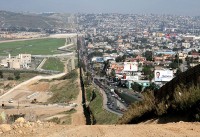 Grens tussen San Diego (Amerika, links) en Tijuana (Mexico, rechts / Bron: Sgt. 1st Class Gordon Hyde, Wikimedia Commons (Publiek domein)