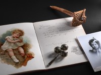 Compositie van diverse objecten gerelateerd aan de kinderen van Margaretha / Bron: Tentoonstelling Fries Museum - Mata Hari; de mythe en het meisje