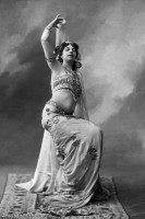 Mata Hari als danseres in Parijs / Bron: Tentoonstelling Fries Museum - Mata Hari; de mythe en het meisje