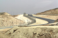 Barrière tussen Hebron en Beër Sjeva / Bron: Eman, Wikimedia Commons (Publiek domein)