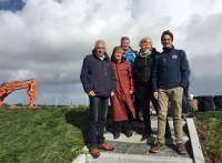 De burgemeester van de vijf Waddeneilanden in oktober 2017 - Albert de Hoop in blauwe jas op de achterste rij / Bron: Persbureau Ameland