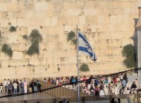 Zicht op de klaagmuur in Jeruzalem met de scheiding tussen mannen (links) en vrouwen (rechts) / Bron: Amoruso, Wikimedia Commons (CC BY-SA-2.5)