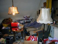 De woonkamer van een dwangmatige verzamelaar / Bron: Maschinenjunge, Wikimedia Commons (CC BY-SA-3.0)