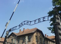 "So when you stand at the gates of Auschwitz, all you can say is: 'For me, this was bad'." / Bron: Onbekend, Wikimedia Commons (CC BY-2.5)