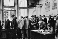 Werklozen in een stempellokaal in Amsterdam-Noord, 1933 / Bron: Nationaal Archief, Wikimedia Commons (Flickr Commons)