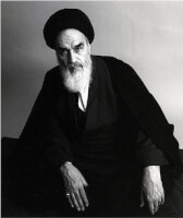 Khomeini: vlak voor zijn dood in juni 1989 had hij nog een fatwa uitgesproken tegen de schrijver Salman Rushdie, waarin hij opriep om Rushdie te doden, omdat hij een boek had beschreven (de Duivelsverzen) dat als belediging van de profeet werd opgevat / Bron: irdc.ir, Wikimedia Commons (Publiek domein)