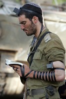 Joodse soldaat met tefillien / Bron: Yoavlemmer, Wikimedia Commons (GFDL)