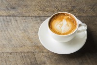 Drink minder koffie bij angstklachten / Bron: Istock.com/PuwanaiSomwan