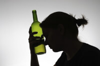 Motiverende gespreksvoering bij alcoholverslaafden werkt beter dan confronterende stijl / Bron: Istock.com/Csaba Deli