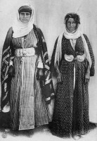 Aramese vrouwen in traditionele kledij, Mardin,Turkije (1905) / Bron: Capucin Mission, Wikimedia Commons (Publiek domein)