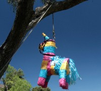 Een piñata heeft oorspronkelijk de vorm van een ezel, maar kan in alle vormen en kleuren voor komen! / Bron: Paul Sapiano, Wikimedia Commons (CC BY-2.0)