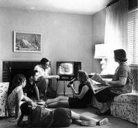 Televisie kijken is iets uit de jaren 60 van de 20e eeuw. / Bron: Evert F. Baumgardner, Wikimedia Commons (Publiek domein)
