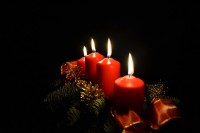 Het feeërieke licht van adventskaarsen in het donker / Bron: Frankeh, Pixabay
